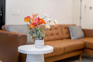 FREE Parking Modern 2 bedrooms Apt for Family or Business