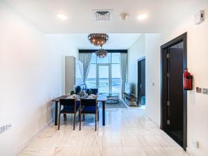 Chic Urban Escape 1BR Sleeps- 4 In Bayz-18