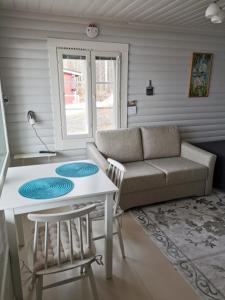 Saunamökki järven rannalla