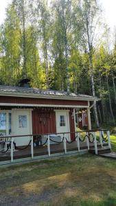 Saunamökki järven rannalla