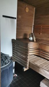 Saunamökki järven rannalla