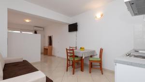 Studio Apartman Erstic 2 - Baska Voda by Villas Guide