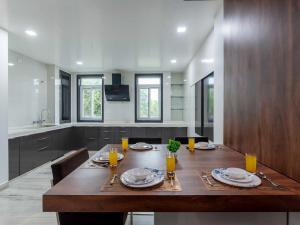 Sunset View 5bhk Villa by DanCenter | Pvt Pool | Udaipur