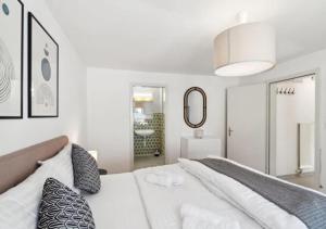 The R Apartment Hemmental