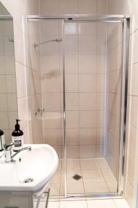 2x Studio Apartments in Islington each with AC, Bathroom, Kitchen, Laundry, Balcony and Wifi