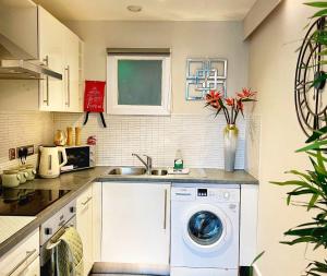 Central, Stylish 2BR Flat Sleeps 6 with Parking!
