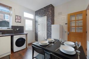 Stylish 3BR House - Sleeps 5 - Free Parking