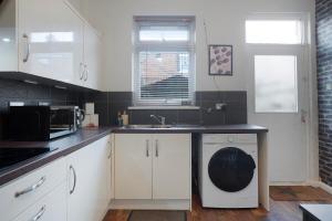 Stylish 3BR House - Sleeps 5 - Free Parking