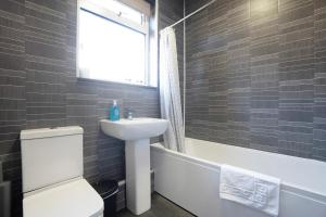 Stylish 3BR House - Sleeps 5 - Free Parking