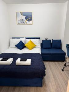 Central London 4BR Home with Parking and Garden