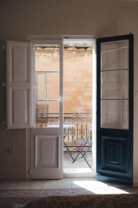 Rays Suites 1 - Stylish corner apartment with balcony