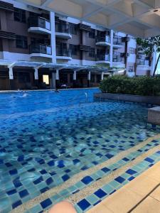 Modern 1BR Condo in Pasay With Balcony City View Free Swimming Pool Near NAIA Airport, PICC, CCP, MOA