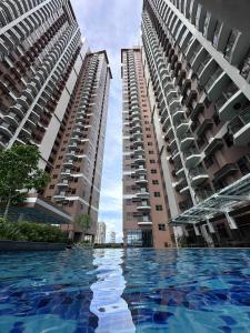 Modern 1BR Condo in Pasay With Balcony City View Free Swimming Pool Near NAIA Airport, PICC, CCP, MOA