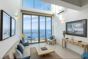 Sea-Front Apartment with Pool