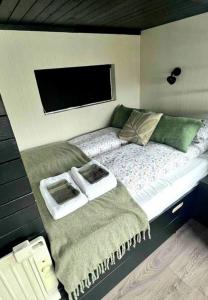 Lake cottage with excellent view