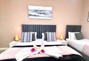 3BR Home, Comfortable Glen Cottage Stay, Free Parking, Sleeps 9, Fast WIFI