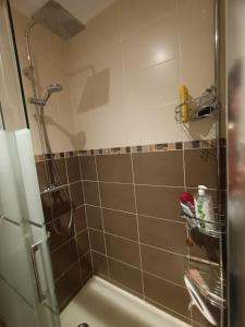 Chambre cosy , garage sécurisé pour deux-roues