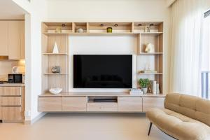 Superhost - 1BR Apartment, Balcony, Pool & Gym , Dubai Hills