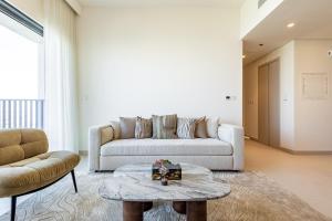 Superhost - 1BR Apartment, Balcony, Pool & Gym , Dubai Hills