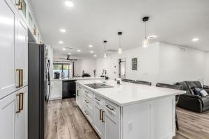 3BR Retreat with Diving Pool BBQ and Workspace