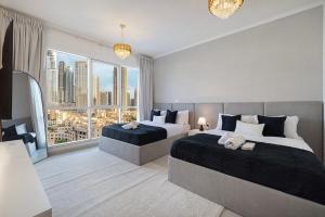 Large 4 Bed Apt with Burj View and 8 Min Walk to Mall by Vista Stays DXB