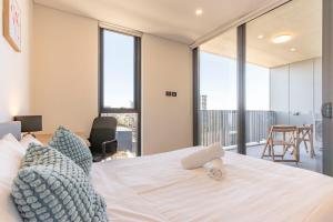 Luxurious North Facing 2B with City Views 1 Car