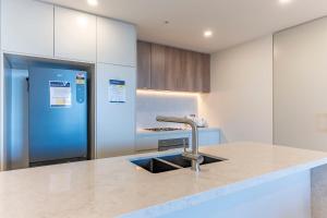 Luxurious North Facing 2B with City Views 1 Car