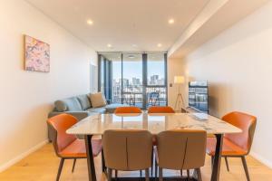 Luxurious North Facing 2B with City Views 1 Car