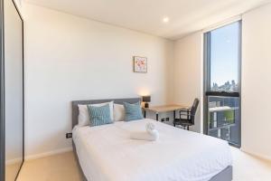 Luxurious North Facing 2B with City Views 1 Car