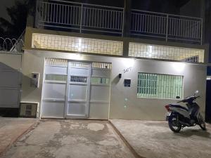 Casa completa com 1 suite e 1 quarto climatizados,com garagem