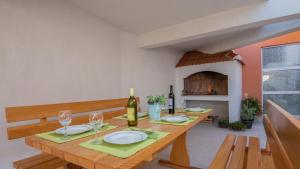 Apartman Erstic 3 - Baska Voda by Villas Guide