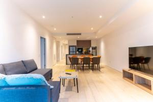 M13 Spacious 3BR Apt in Mascot King Bed Parking