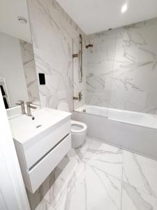 2 Bed Flat - Sleeps 4 - Parking - Wifi