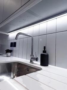 2 Bed Flat - Sleeps 4 - Parking - Wifi