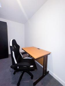 2 Bed Flat - Sleeps 4 - Parking - Wifi