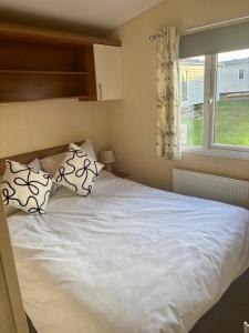 Relax By The Coast - Spacious 6-sleeper Caravan