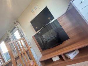 Relax By The Coast - Spacious 6-sleeper Caravan