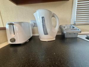 Relax By The Coast - Spacious 6-sleeper Caravan