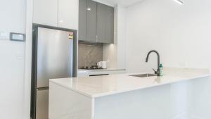 Modern 2BR Haven 5 mins Walk to Coles