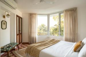 El Volar by The Blue Kite - Fully Serviced 2BHK Apartment, 5 Mins to Casino & 10 Mins to Candolim Beach with Big common Pool, Fully Equipped Kitchen, 24x7 Security, WiFi