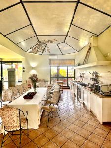 Villa di Bacco con piscina, tennis and calcio immersa nel verde