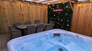 Emerald Park - HOT TUB & GAMES ROOM!