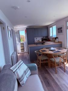 Lovely chalet with uninterrupted sea views