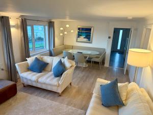 Oaktree Cottage, overlooking Loch Fyne