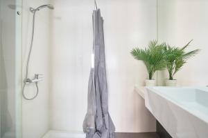 Room with private bathroom in Santos