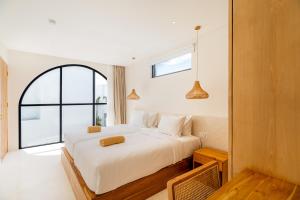 Modern 3BR Pererenan Rooftop, Pool & Indoor Living