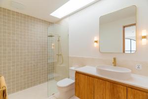 Modern 3BR Pererenan Rooftop, Pool & Indoor Living