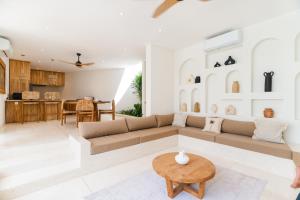 Modern 3BR Pererenan Rooftop, Pool & Indoor Living