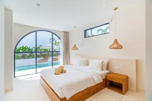 Modern 3BR Pererenan Rooftop, Pool & Indoor Living