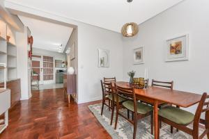 Sunny & Secure Rosebank Apartment